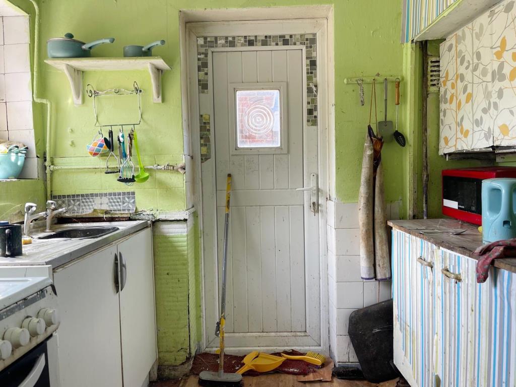 Lot: 42 - SEMI-DETACHED HOUSE FOR IMPROVEMENT - Kitchen